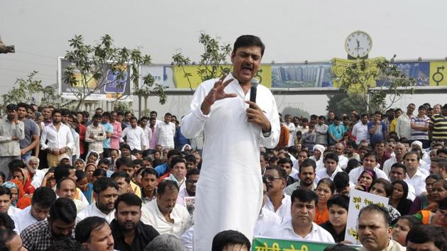 Residents from sectors 123, 121, 122, 119, 78, and nearby villages, including Parthala, Behlolpur, Sorkha and Ghari Chaukhandi, protested for over three hours on Sunday. (Sunil Ghosh/HT Photo) Residents from sectors 123, 121, 122, 119, 78, and nearby villages, including Parthala, Behlolpur, Sorkha and Ghari Chaukhandi, protested for over three hours on Sunday. (Sunil Ghosh/HT Photo)