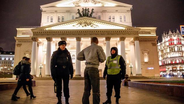 A police officer and a security staff member speak with a passerby as they stand guard in front of the Bolshoi Theatre in Moscow on November 5, 2017. (AFP) A police officer and a security staff member speak with a passerby as they stand guard in front of the Bolshoi Theatre in Moscow on November 5, 2017. (AFP)