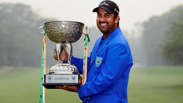 Shiv Kapur poses with the trophy after winning the Panasonic Open golf tournament in New Delhi.(PTI)