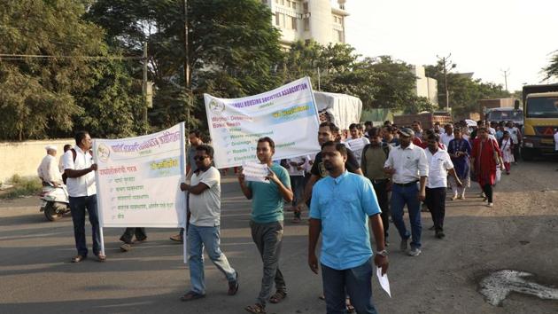 Residents of Wagholi stage a street protest to raise awareness about the lack of infrastructure at housing societies. (RAHUL RAUT/HT PHOTO) Residents of Wagholi stage a street protest to raise awareness about the lack of infrastructure at housing societies. (RAHUL RAUT/HT PHOTO)