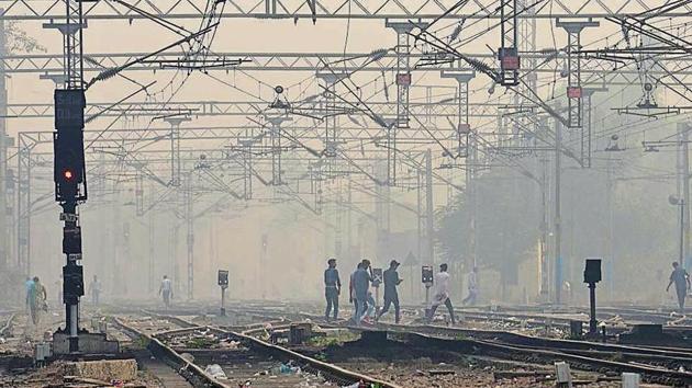 A hazy Sunday! Youngsters crossing railway tracks as smog envelops the surroundings.(Gurpreet Singh/HT) A hazy Sunday! Youngsters crossing railway tracks as smog envelops the surroundings.(Gurpreet Singh/HT)