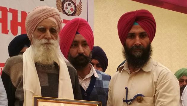 noted novelist and activist Jaswant Kanwal (left) being felicitated in Faridkot on Sunday. (HT Photo) noted novelist and activist Jaswant Kanwal (left) being felicitated in Faridkot on Sunday. (HT Photo)