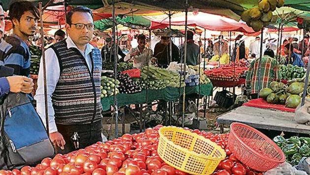 Tomato prices have more than doubled in the past two weeks in Chandigarh, forcing many people to make do without it.(HT File)