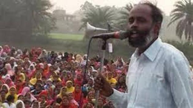 File picture of key leader of Bhangar agitators, Alik Chakraborty, addressing a public meeting in the area earlier in the year. (HT Photo) File picture of key leader of Bhangar agitators, Alik Chakraborty, addressing a public meeting in the area earlier in the year. (HT Photo)