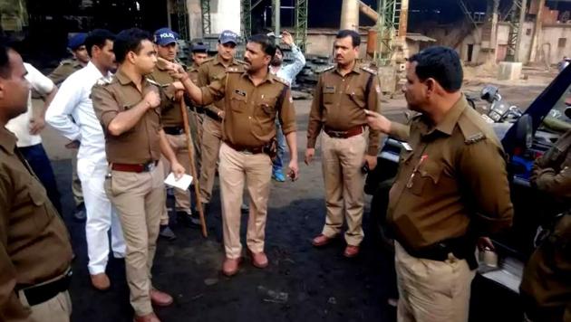 Police officials at Rana Bar factory at Shikarpur village. (HT Photo) Police officials at Rana Bar factory at Shikarpur village. (HT Photo)