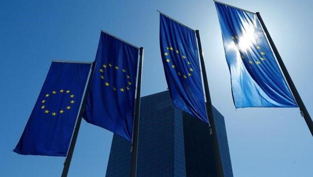 European Union flags flutter outside the headquarters of the European Central Bank (ECB) in Frankfurt, Germany, April 21, 2016. (Reuters File Photo) European Union flags flutter outside the headquarters of the European Central Bank (ECB) in Frankfurt, Germany, April 21, 2016. (Reuters File Photo)