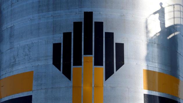 The shadow of a worker is seen next to a logo of Russia's Rosneft oil company at the central processing facility of the Rosneft-owned Priobskoye oil field outside the West Siberian city of Nefteyugansk, Russia, August 4, 2016. (Reuters File Photo) The shadow of a worker is seen next to a logo of Russia's Rosneft oil company at the central processing facility of the Rosneft-owned Priobskoye oil field outside the West Siberian city of Nefteyugansk, Russia, August 4, 2016. (Reuters File Photo)