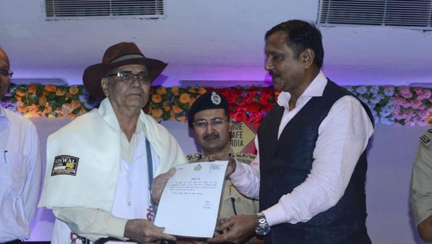 Flight sergeant (retired) Mukul Joshi, also known as Traffic Baba, passed away on Sunday. This picture was taken on September 9, 2017, when he was felicitated by ADG (law and order) Anand Kumar for his traffic awareness campaign. Flight sergeant (retired) Mukul Joshi, also known as Traffic Baba, passed away on Sunday. This picture was taken on September 9, 2017, when he was felicitated by ADG (law and order) Anand Kumar for his traffic awareness campaign.
