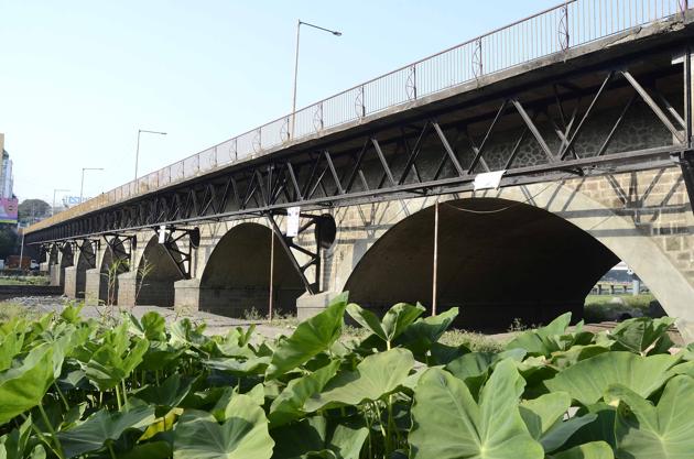 Steel brackets of Chhatrapati Sambhaji bridge are in good condition.(Ravindra Joshi/HT PHOTO)