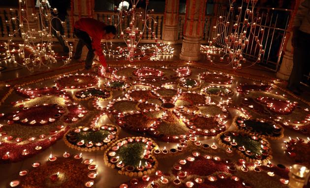 The Mahalaxmi temple decorated with diyas (earthen lamps) as part of Deepotsav on the occasion of Tripurari Pornima near Sarasbaug on November 3, 2017. (Rahul Raut/HT PHOTO) The Mahalaxmi temple decorated with diyas (earthen lamps) as part of Deepotsav on the occasion of Tripurari Pornima near Sarasbaug on November 3, 2017. (Rahul Raut/HT PHOTO)