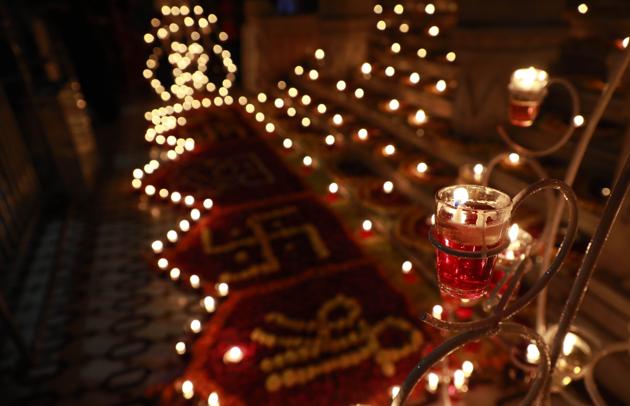 The Mahalaxmi temple decorated with diyas (earthen lamps) as part of Deepotsav on the occasion of Tripurari Pornima near Sarasbaug on November 3, 2017. (Rahul Raut/HT PHOTO) The Mahalaxmi temple decorated with diyas (earthen lamps) as part of Deepotsav on the occasion of Tripurari Pornima near Sarasbaug on November 3, 2017. (Rahul Raut/HT PHOTO)