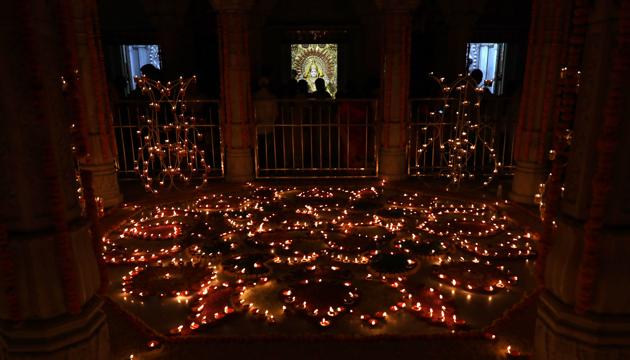 The Mahalaxmi temple decorated with diyas (earthen lamps) as part of Deepotsav on the occasion of Tripurari Pornima near Sarasbaug on November 3, 2017. (Rahul Raut/HT PHOTO) The Mahalaxmi temple decorated with diyas (earthen lamps) as part of Deepotsav on the occasion of Tripurari Pornima near Sarasbaug on November 3, 2017. (Rahul Raut/HT PHOTO)