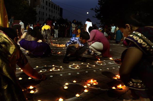 Volunteers of Chaitanya Hasyayog Mandal light 5,000 diyas (earthen lams) on the occasion of Tripurari Pornima at Chatushrungi temple in Pune on November 3, 2017. (Ravindra Joshi/HT PHOTO) Volunteers of Chaitanya Hasyayog Mandal light 5,000 diyas (earthen lams) on the occasion of Tripurari Pornima at Chatushrungi temple in Pune on November 3, 2017. (Ravindra Joshi/HT PHOTO)