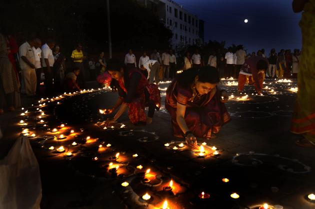 Volunteers of Chaitanya Hasyayog Mandal light 5,000 diyas (earthen lams) on the occasion of Tripurari Pornima at Chatushrungi temple in Pune on November 3, 2017. (Ravindra Joshi/HT PHOTO) Volunteers of Chaitanya Hasyayog Mandal light 5,000 diyas (earthen lams) on the occasion of Tripurari Pornima at Chatushrungi temple in Pune on November 3, 2017. (Ravindra Joshi/HT PHOTO)