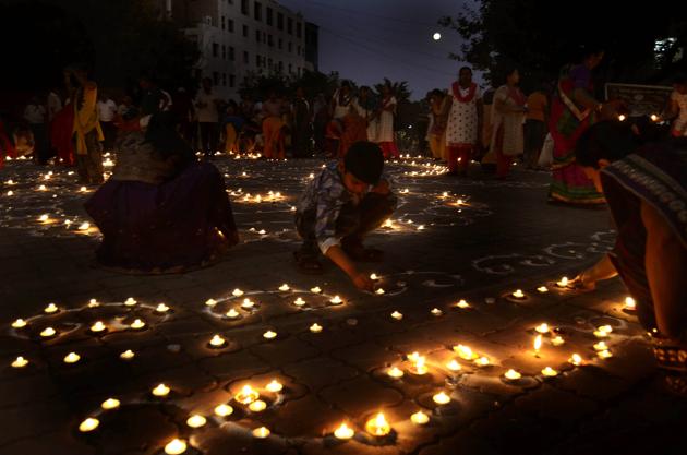 Volunteers of Chaitanya Hasyayog Mandal light 5,000 diyas (earthen lams) on the occasion of Tripurari Pornima at Chatushrungi temple in Pune on November 3, 2017. (Ravindra Joshi/HT PHOTO) Volunteers of Chaitanya Hasyayog Mandal light 5,000 diyas (earthen lams) on the occasion of Tripurari Pornima at Chatushrungi temple in Pune on November 3, 2017. (Ravindra Joshi/HT PHOTO)