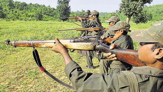 Maoist rebels train in a forest area at Dumariya block in Gaya district of Bihar.(AP file photo)