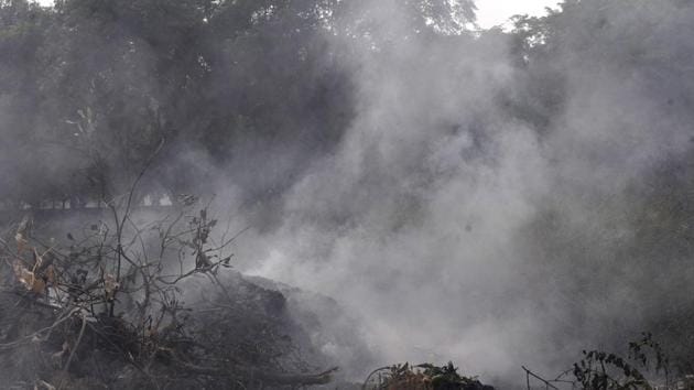 Noida residents blamed rampant burning of garbage, dust from dug-up roads and paddy stubble burning in neighbouring areas for the rise in air pollution. (Sunil Ghosh/HT Photo) Noida residents blamed rampant burning of garbage, dust from dug-up roads and paddy stubble burning in neighbouring areas for the rise in air pollution. (Sunil Ghosh/HT Photo)
