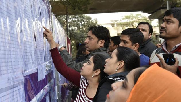 Parents look at a list of selected children for nursery class admission at Bal Bharati Public School in New Delhi.(Arvind Yadav/HT File Photo)