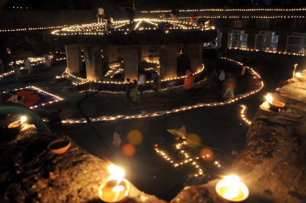 Devotees decorate the Pataleshwar Mandir on JM road as part of Deepotsav on the occasion of Tripurari Pornima on November 3. (HT PHOTO) Devotees decorate the Pataleshwar Mandir on JM road as part of Deepotsav on the occasion of Tripurari Pornima on November 3. (HT PHOTO)