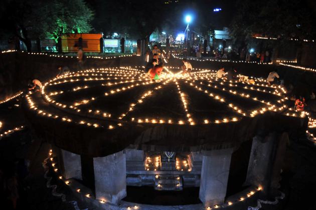 Devotees decorate the Pataleshwar Mandir on JM road as part of Deepotsav on the occasion of Tripurari Pornima on November 3. (HT PHOTO) Devotees decorate the Pataleshwar Mandir on JM road as part of Deepotsav on the occasion of Tripurari Pornima on November 3. (HT PHOTO)