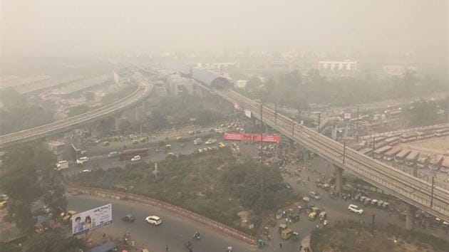 A dense blanket of fog envelops Anand Vihar on Tuesday.(Ravi Choudhary / HT Photo)