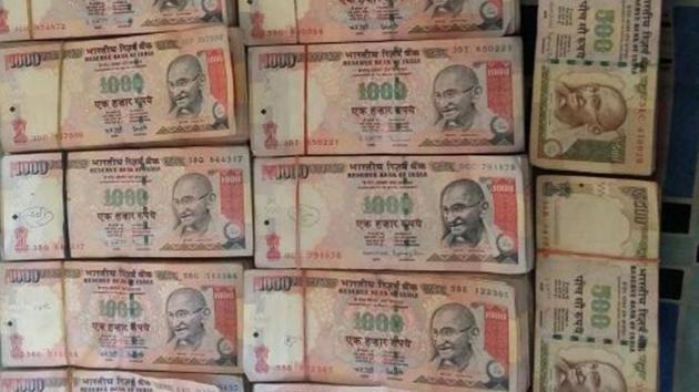 The government scrapped the old Rs 500/1,000 notes on November 8 and the holders were asked to deposit them with banks by December 30. (HT Photo) The government scrapped the old Rs 500/1,000 notes on November 8 and the holders were asked to deposit them with banks by December 30. (HT Photo)