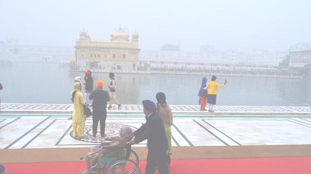The Golden Temple in Amritsar was also enveloped by smog. (Sameer Sehgal/HT)