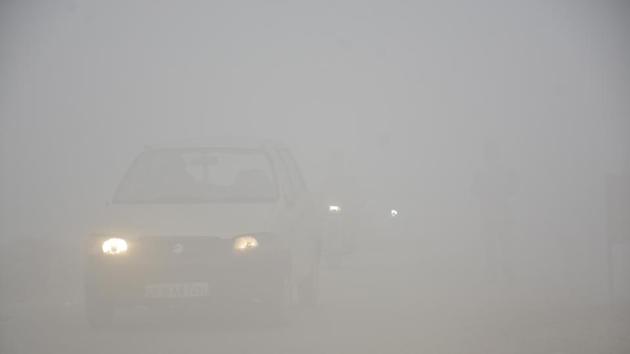 Visibility was down to zero on Dasna road in Ghaziabad early Tuesday. (Sakib Ali /HT Photo) Visibility was down to zero on Dasna road in Ghaziabad early Tuesday. (Sakib Ali /HT Photo)