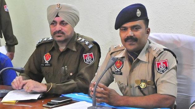 DCP Ludhiana Dhruman Nimbale (right) addressing media in Ludhiana on Tuesday, November 07, 2017 (Gurminder Singh) DCP Ludhiana Dhruman Nimbale (right) addressing media in Ludhiana on Tuesday, November 07, 2017 (Gurminder Singh)