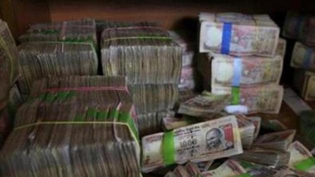 Discontinued currency notes of 1,000 denomination after they were deposited at a bank in Bengaluru.(AP)