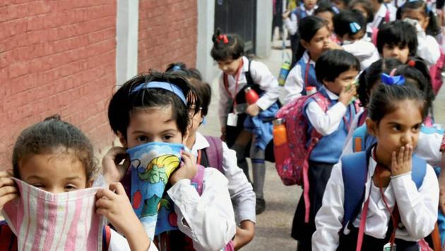 Schoolchildren cover their noses as air pollution reached severe levels in New Delhi on Tuesday.(PTI) Schoolchildren cover their noses as air pollution reached severe levels in New Delhi on Tuesday.(PTI)