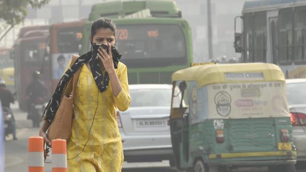 A woman covers her face with a scarf to minimise the impact of toxic air at ITO crossing in New Delhi. (Arvind Yadav/HT File Photo) A woman covers her face with a scarf to minimise the impact of toxic air at ITO crossing in New Delhi. (Arvind Yadav/HT File Photo)