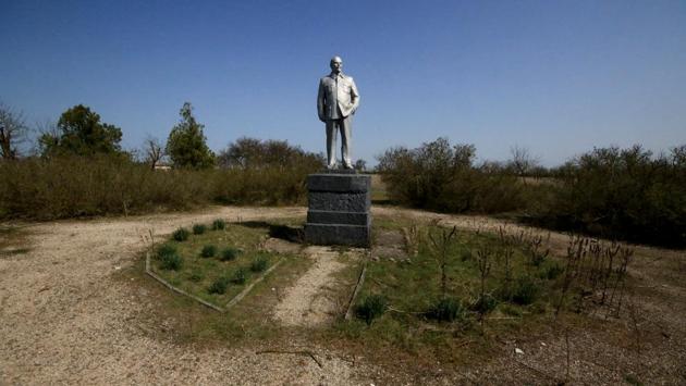A monument to Lenin stands in the settlement of Kovylnoye in the Razdolnensky district of Crimea. (Pavel Rebrov / REUTERS)