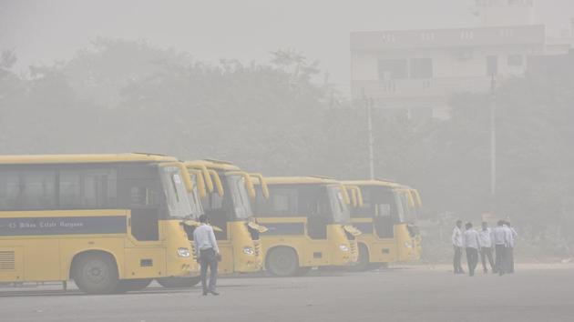 The step comes in the backdrop of Delhi government issuing an order to keep schools shut on Wednesday. (Sanjeev Verma/HT PHOTO) The step comes in the backdrop of Delhi government issuing an order to keep schools shut on Wednesday. (Sanjeev Verma/HT PHOTO)