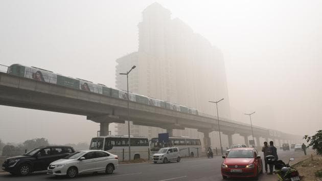 The air quality index (AQI) value for Gurgaon on Tuesday was 368, according to the Central Pollution Control Board.(Sanjeev Verma/HT Photo)