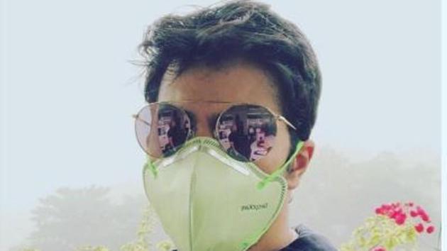 Actor Varun Dhawan posted this picture in a mask to show people the state of Delhi. He’s shooting for his film October in Dwarka.