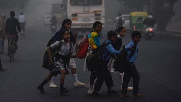 The Indian Medical Association said the capital was witnessing a “public health emergency” and has appealed to the government to stop outdoor sports and other such activities in schools to protect the health of children.(Burhaan Kinu / HT Photo)