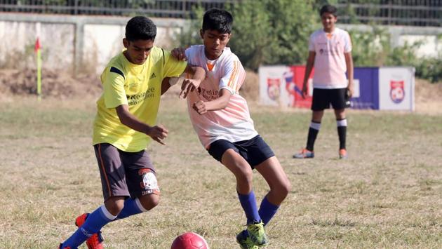 Bharati Vidyapeeth English Medium School (white bib) routed Bal Seva English Medium School 7-0 in the junior boys qualifier. (HT PHOTO) Bharati Vidyapeeth English Medium School (white bib) routed Bal Seva English Medium School 7-0 in the junior boys qualifier. (HT PHOTO)