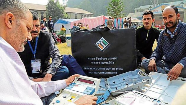 An employee on election duty checking electronic voting machines (EVM) before leaving for the poling station in Mandi on Tuesday. (Birbal Sharma/HT) An employee on election duty checking electronic voting machines (EVM) before leaving for the poling station in Mandi on Tuesday. (Birbal Sharma/HT)