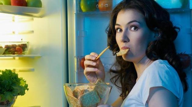 Late night eating habits disrupt the working of the body’s biological clock.(Shutterstock)
