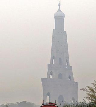 The Chappar Chiri war memorial engulfed in smog in Mohali on Tuesday evening. While operations were hit at the city airport due to smog in Delhi, visibility was poor in tricity as well.(Sanjeev Sharma/HT)