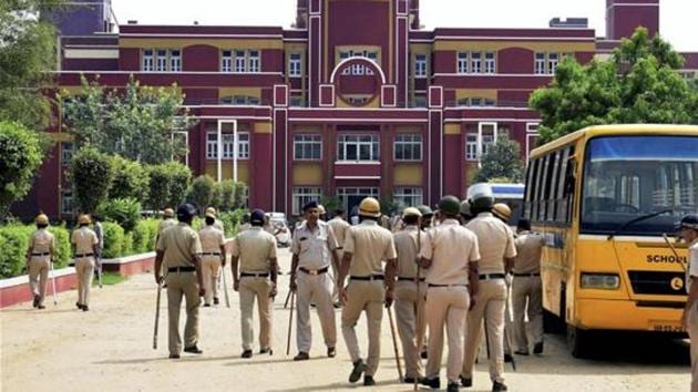 File photo of a police team arriving at Ryan International School in Gurgaon to investigate the murder of a Class 2 student.(PTI)