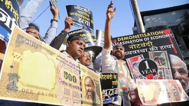 Congress workers stage a protest against the BJP government on the eve of the first anniversary of 'demonetisation' in Mulund, Mumbai.(PTI Photo)
