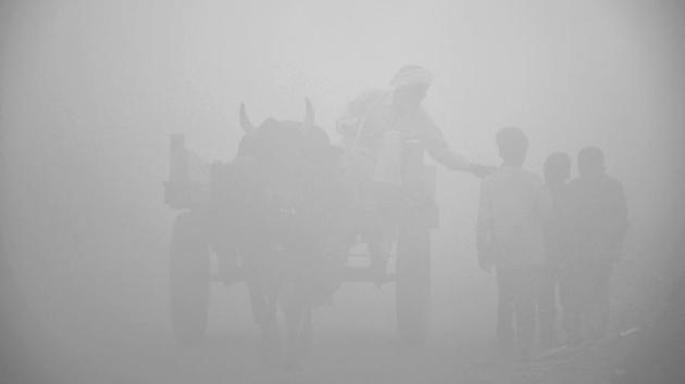 Dasna, in the news recently for the release of the Talwars (Aarushi murder case), was engulfed in dense fog that resulted in very low visibility for those on the road. (Sakib Ali / HT Photo) Dasna, in the news recently for the release of the Talwars (Aarushi murder case), was engulfed in dense fog that resulted in very low visibility for those on the road. (Sakib Ali / HT Photo)