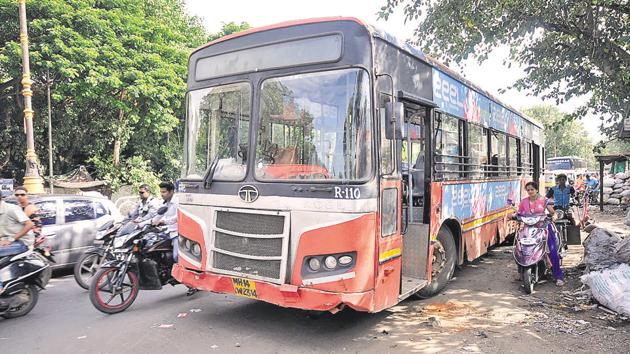 The PMPML bus had hit six vehicles on Swami Vivekananda Road near the bus depot at Indira Nagar in Bibwewadi on Monday morning, killing one person.(HT REPRESENTATIVE PHOTO)