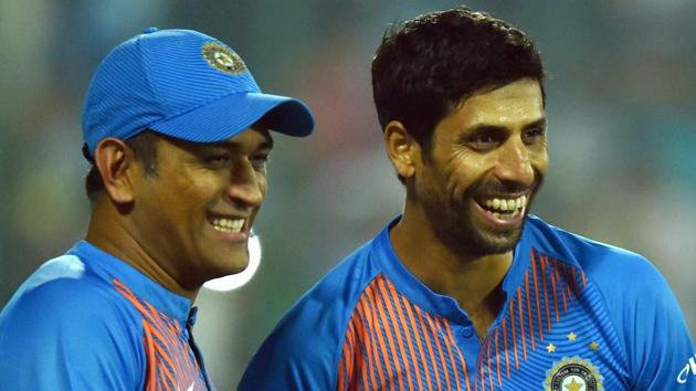 Ex-India captain MS Dhoni (L) has received backing from former teammate Ashish Nehra.(PTI)