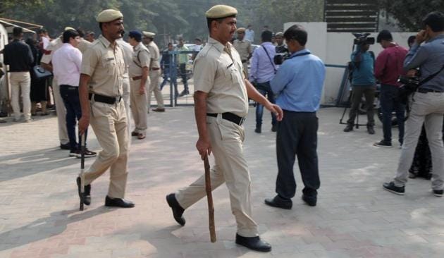 Policemen outside a juvenile court where the CBI produced on Wednesday a 16-year-old boy in connection with the murder of an eight-year-old student of Ryan International School, in Gurgaon on Wednesday.(Parveen Kumar/HT photo)