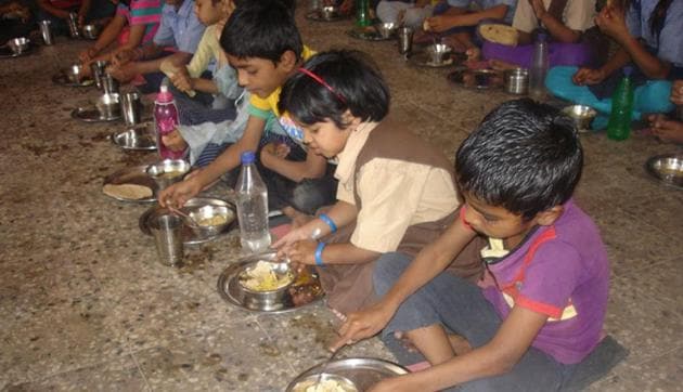 Students having their mid-day meal. The mid-day meal is the world’s biggest lunch programme aimed at promoting education and fighting malnutrition. (HT photo)