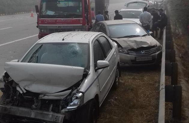 Vehicles met with an accident due to heavy smog on Yamuna Expressway, Dankaur, on Wednesday.(Shri Kumar Bajpai/HT)