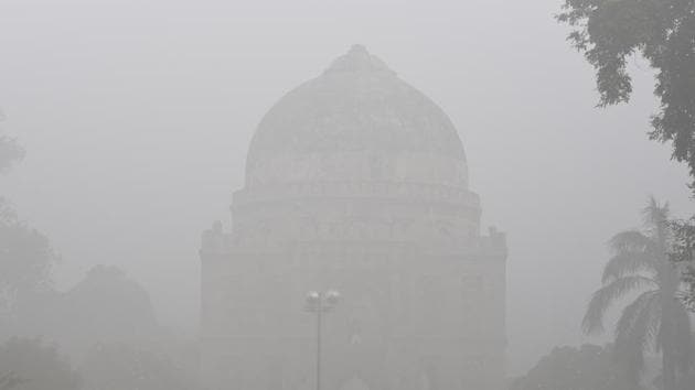 Dense fog engulfs New Delhi and other parts of North India. Experts say the weather condition will persist for the next two to three days.(Sanchit Khanna/ Hindustan Times)